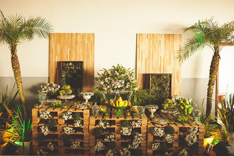 painel de flores para mesa de doces