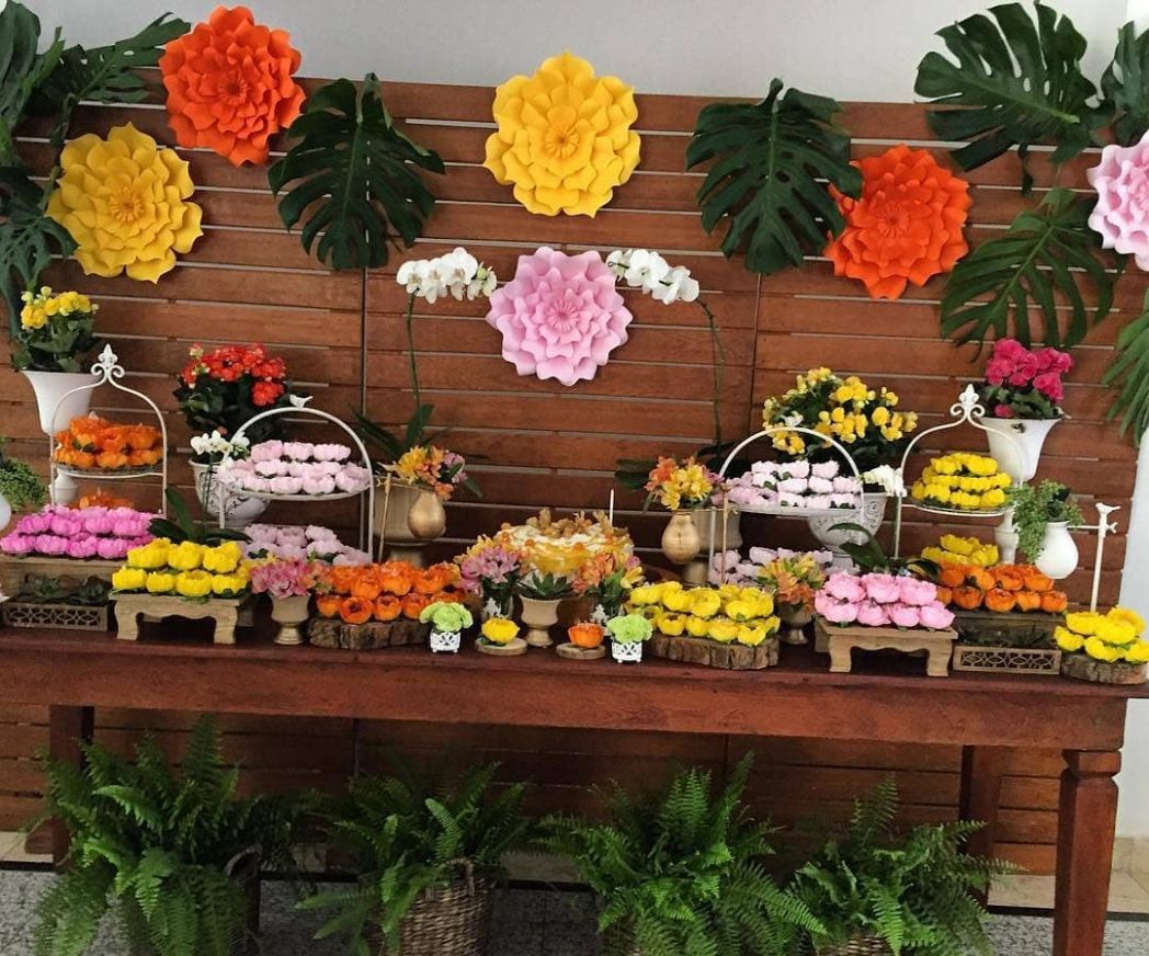 painel de flores para mesa de doces
