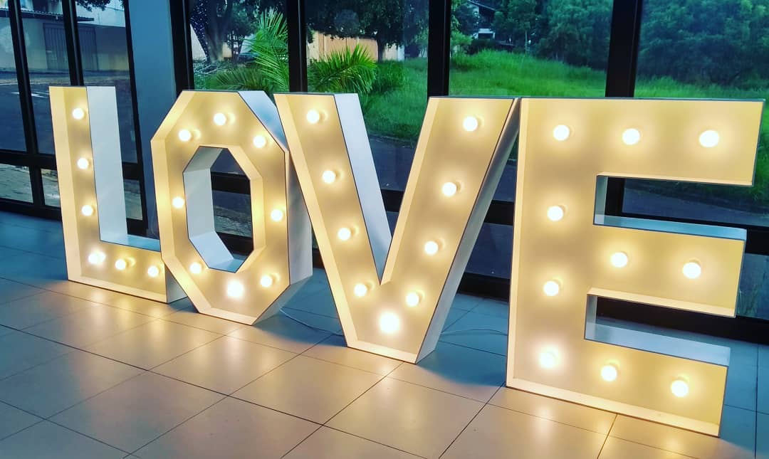 painel de led com monograma personalizado