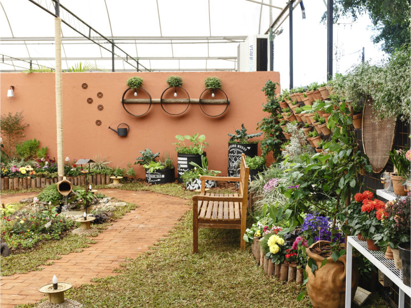 5 ideias de títulos:
1. Como o Paisagismo para Eventos Eleva a Experiência dos Convidados
2. Guia Completo: Locação de Plantas Ornamentais para Festas Inesquecíveis
3. Jardins Verticais Temporários: A Tendência que Transforma Espaços de Eventos
4. Escolhendo as Plantas Ideais para a Cenografia Paisagística do Seu Evento
5. Tendências de Paisagismo para Eventos 2025/2026: Sustentabilidade e Design Biofílico