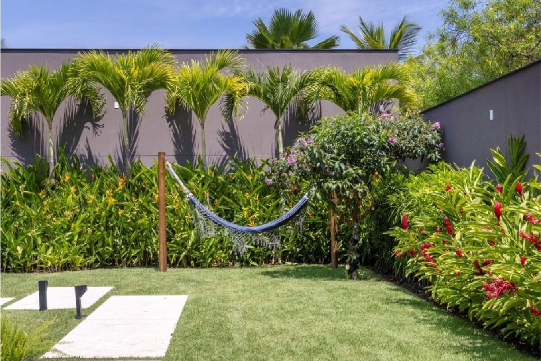 5 ideias de títulos:
1. Como o Paisagismo para Eventos Eleva a Experiência dos Convidados
2. Guia Completo: Locação de Plantas Ornamentais para Festas Inesquecíveis
3. Jardins Verticais Temporários: A Tendência que Transforma Espaços de Eventos
4. Escolhendo as Plantas Ideais para a Cenografia Paisagística do Seu Evento
5. Tendências de Paisagismo para Eventos 2025/2026: Sustentabilidade e Design Biofílico