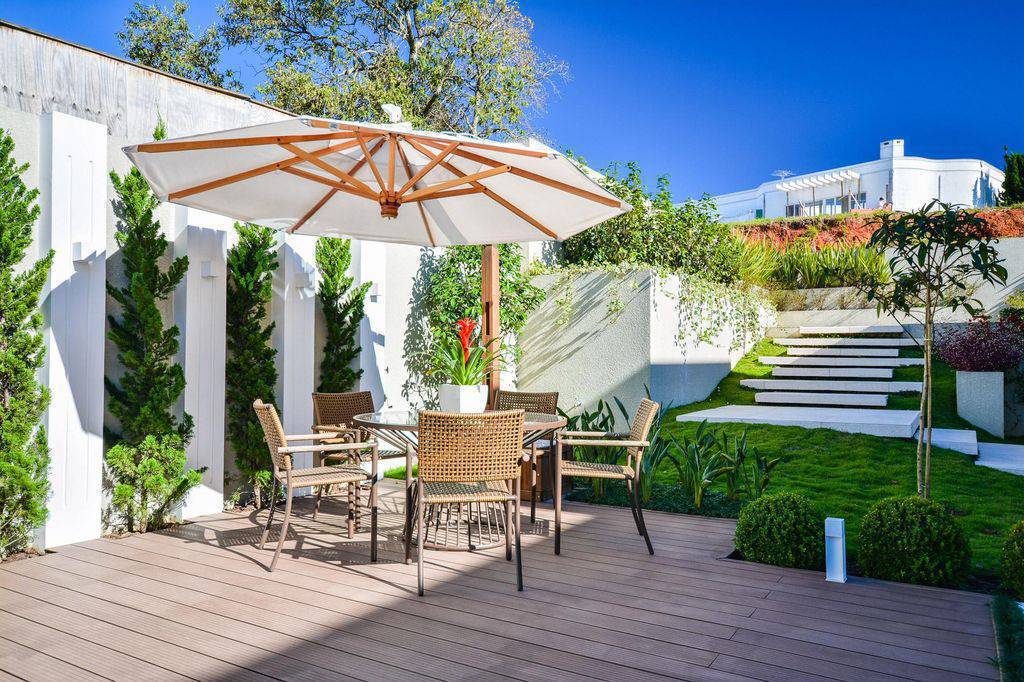 5 ideias de títulos:
1. Como o Paisagismo para Eventos Eleva a Experiência dos Convidados
2. Guia Completo: Locação de Plantas Ornamentais para Festas Inesquecíveis
3. Jardins Verticais Temporários: A Tendência que Transforma Espaços de Eventos
4. Escolhendo as Plantas Ideais para a Cenografia Paisagística do Seu Evento
5. Tendências de Paisagismo para Eventos 2025/2026: Sustentabilidade e Design Biofílico