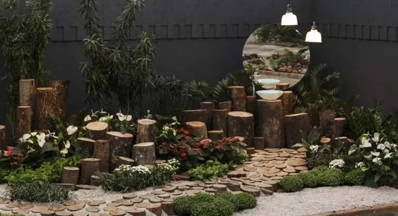 5 ideias de títulos:
1. Como o Paisagismo para Eventos Eleva a Experiência dos Convidados
2. Guia Completo: Locação de Plantas Ornamentais para Festas Inesquecíveis
3. Jardins Verticais Temporários: A Tendência que Transforma Espaços de Eventos
4. Escolhendo as Plantas Ideais para a Cenografia Paisagística do Seu Evento
5. Tendências de Paisagismo para Eventos 2025/2026: Sustentabilidade e Design Biofílico