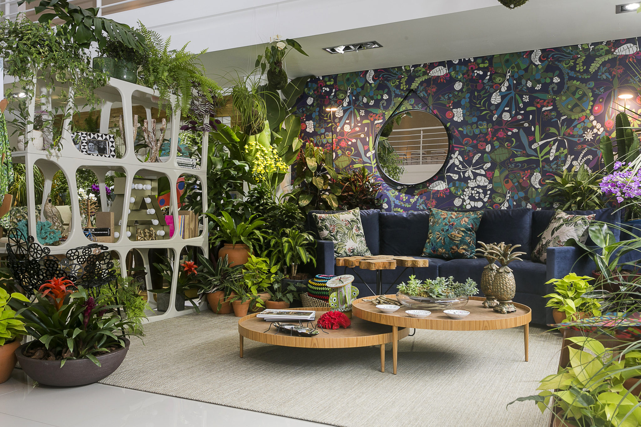 5 ideias de títulos:
1. Como o Paisagismo para Eventos Eleva a Experiência dos Convidados
2. Guia Completo: Locação de Plantas Ornamentais para Festas Inesquecíveis
3. Jardins Verticais Temporários: A Tendência que Transforma Espaços de Eventos
4. Escolhendo as Plantas Ideais para a Cenografia Paisagística do Seu Evento
5. Tendências de Paisagismo para Eventos 2025/2026: Sustentabilidade e Design Biofílico