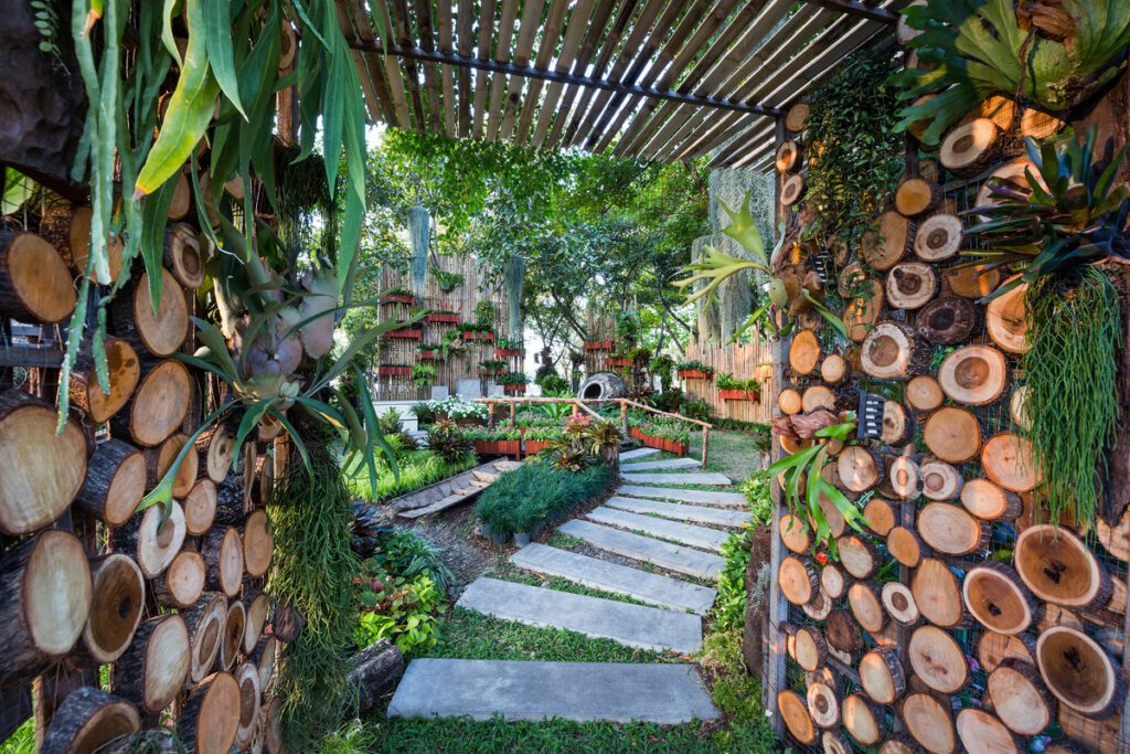 5 ideias de títulos:
1. Como o Paisagismo para Eventos Eleva a Experiência dos Convidados
2. Guia Completo: Locação de Plantas Ornamentais para Festas Inesquecíveis
3. Jardins Verticais Temporários: A Tendência que Transforma Espaços de Eventos
4. Escolhendo as Plantas Ideais para a Cenografia Paisagística do Seu Evento
5. Tendências de Paisagismo para Eventos 2025/2026: Sustentabilidade e Design Biofílico