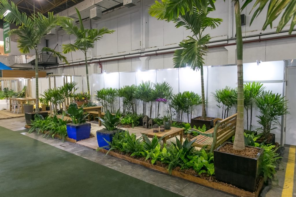 5 ideias de títulos:
1. Como o Paisagismo para Eventos Eleva a Experiência dos Convidados
2. Guia Completo: Locação de Plantas Ornamentais para Festas Inesquecíveis
3. Jardins Verticais Temporários: A Tendência que Transforma Espaços de Eventos
4. Escolhendo as Plantas Ideais para a Cenografia Paisagística do Seu Evento
5. Tendências de Paisagismo para Eventos 2025/2026: Sustentabilidade e Design Biofílico