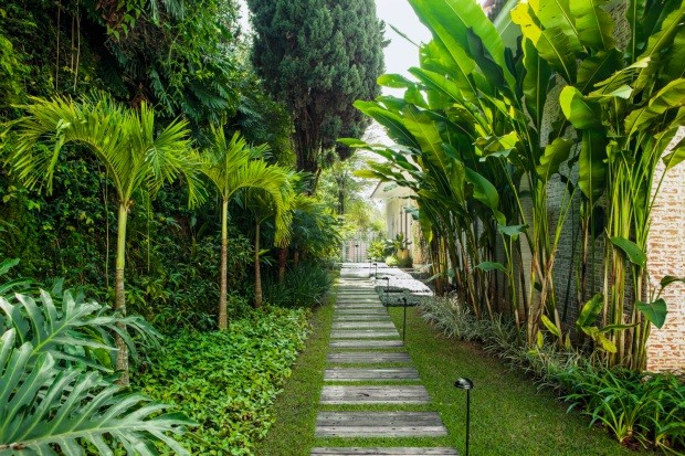 5 ideias de títulos:
1. Como o Paisagismo para Eventos Eleva a Experiência dos Convidados
2. Guia Completo: Locação de Plantas Ornamentais para Festas Inesquecíveis
3. Jardins Verticais Temporários: A Tendência que Transforma Espaços de Eventos
4. Escolhendo as Plantas Ideais para a Cenografia Paisagística do Seu Evento
5. Tendências de Paisagismo para Eventos 2025/2026: Sustentabilidade e Design Biofílico