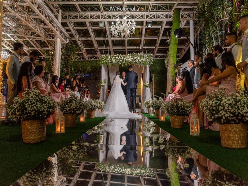 Passarela espelhada com iluminação