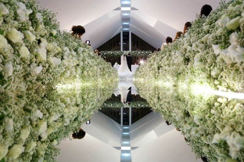 Passarela de plexiglass espelhado