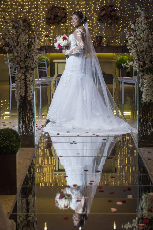 Passarela espelhada com iluminação