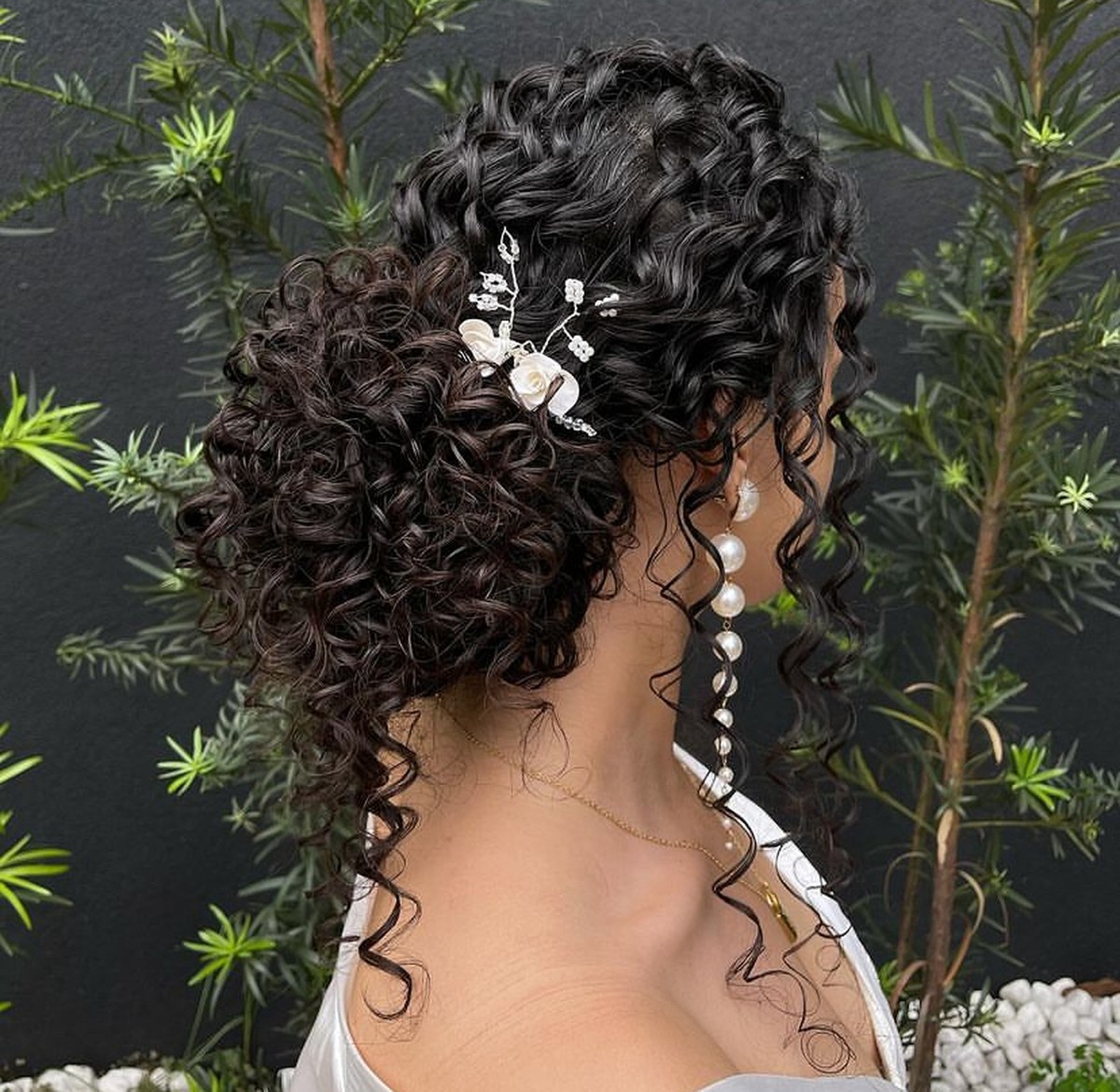 5 Ideias de Penteados para Cabelos Cacheados em Casamentos
5 Penteados Elegantes para Madrinhas com Cabelo Cacheado
Como Finalizar Cabelos Cacheados para Festas
Tendências de Acessórios para Penteados de Casamento
Guia Completo: Penteados para Cabelos Cacheados em Eventos