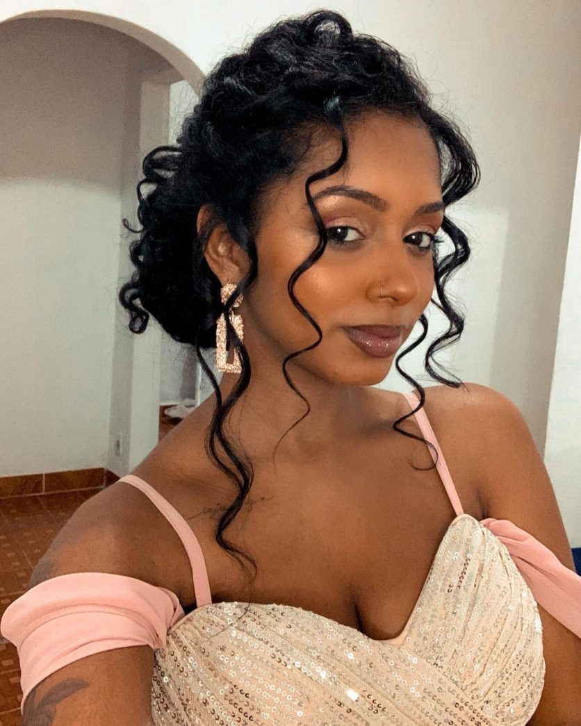 5 Ideias de Penteados para Cabelos Cacheados em Casamentos
5 Penteados Elegantes para Madrinhas com Cabelo Cacheado
Como Finalizar Cabelos Cacheados para Festas
Tendências de Acessórios para Penteados de Casamento
Guia Completo: Penteados para Cabelos Cacheados em Eventos