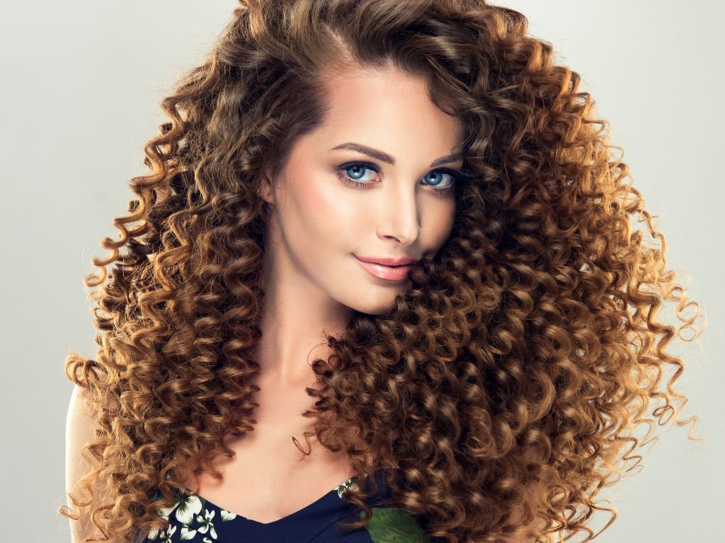 penteado cabelo cacheados casamento