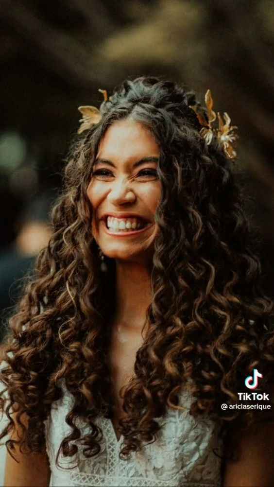 5 Ideias de Penteados para Cabelos Cacheados em Casamentos
5 Penteados Elegantes para Madrinhas com Cabelo Cacheado
Como Finalizar Cabelos Cacheados para Festas
Tendências de Acessórios para Penteados de Casamento
Guia Completo: Penteados para Cabelos Cacheados em Eventos