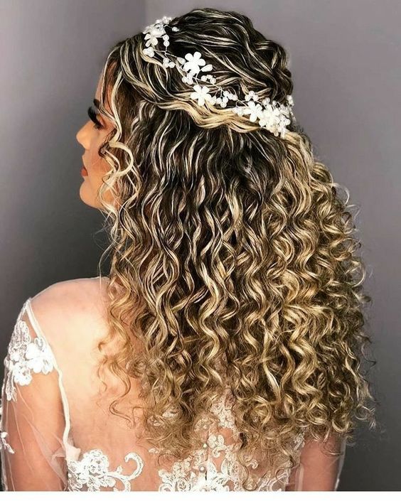 penteado cabelo cacheados casamento