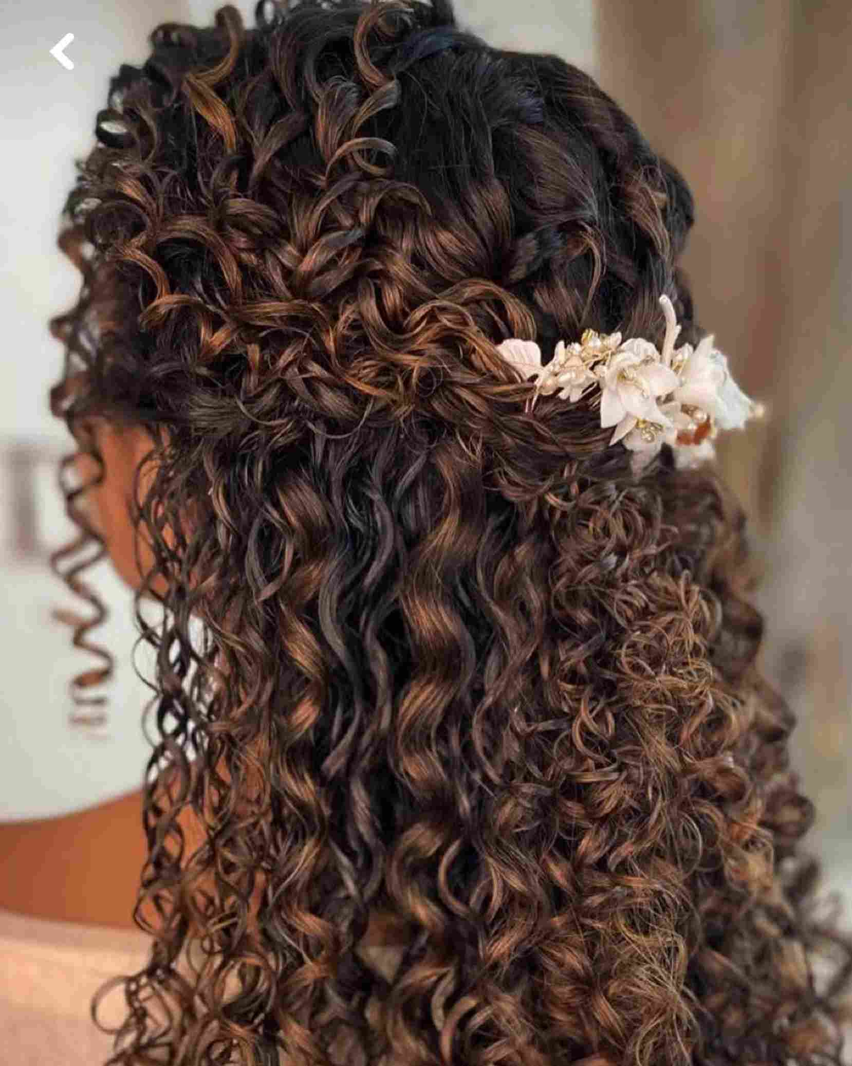penteado cabelo cacheados casamento