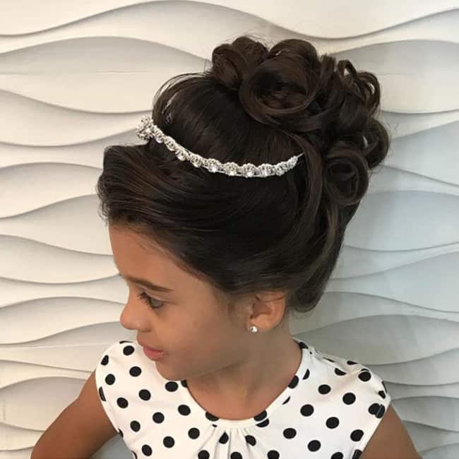 Penteados para Daminhas Cacheadas: Inspirações e Dicas para o Grande Dia