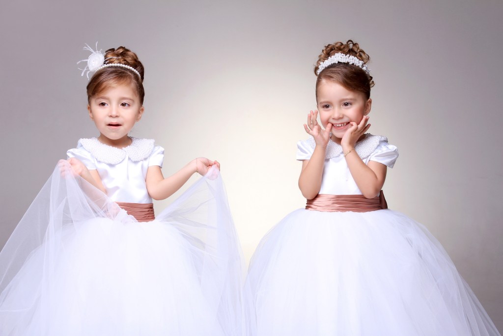 Penteados para Daminhas Cacheadas: Inspirações e Dicas para o Grande Dia