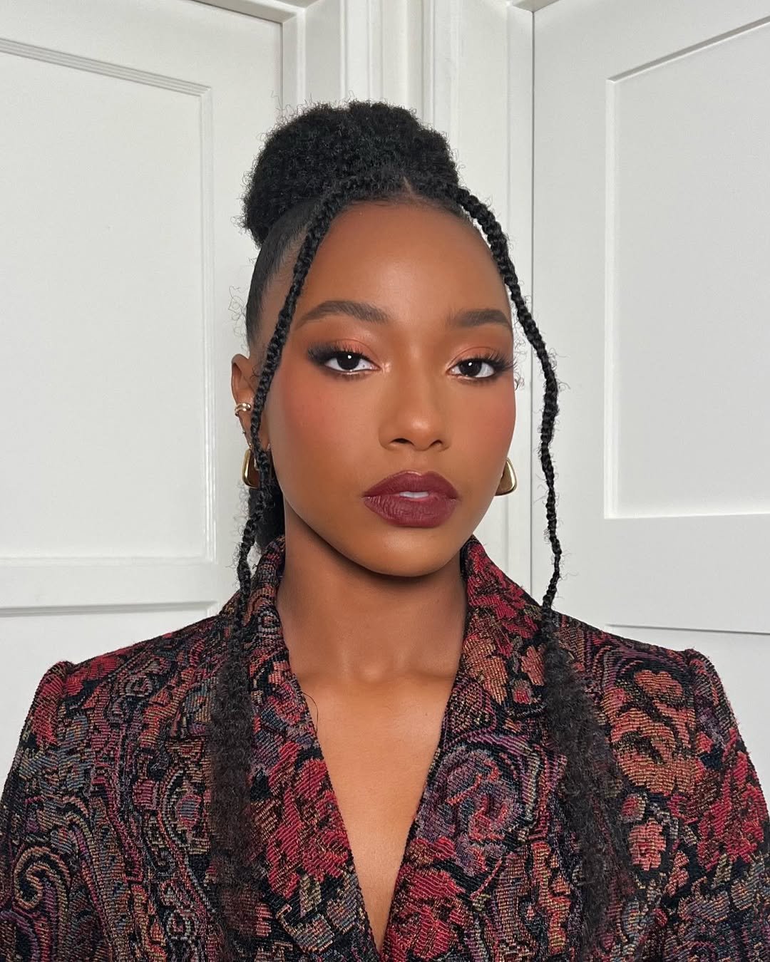 Coques Elegantes para Madrinhas: Do Clássico ao Desconstruído; Penteados Semipresos para Madrinhas: Leveza e Sofisticação; Rabo de Cavalo para Madrinhas: Versatilidade e Estilo; Cabelos Curtos em Casamentos: Penteados e Acessórios para Madrinhas; Guia Completo: Como Escolher o Penteado Perfeito para Madrinhas de Casamento