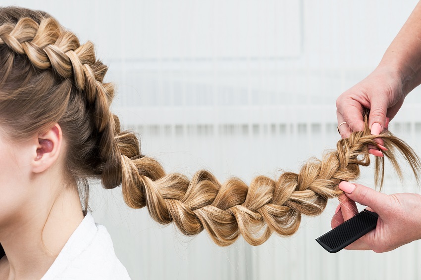5 Ideias de Penteados para Madrinhas em 2025/2026
Como Escolher o Penteado Perfeito para Madrinhas
Tendências de Coques para Madrinhas
Tranças Românticas: O Penteado Ideal para Madrinhas
Semipresos e Rabos de Cavalo: Penteados Modernos para Madrinhas