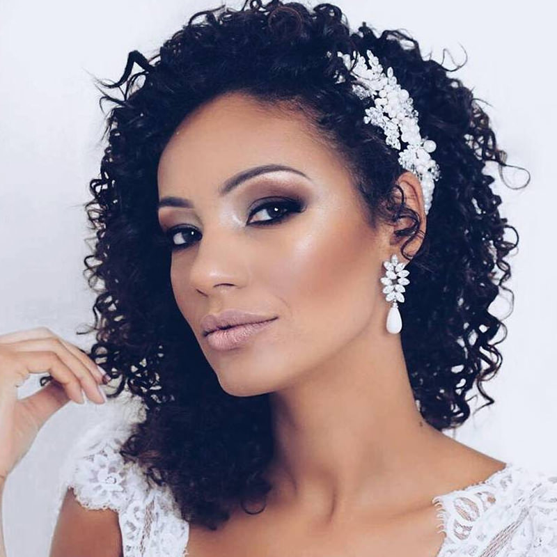 penteado noiva cabelo cacheado com véu