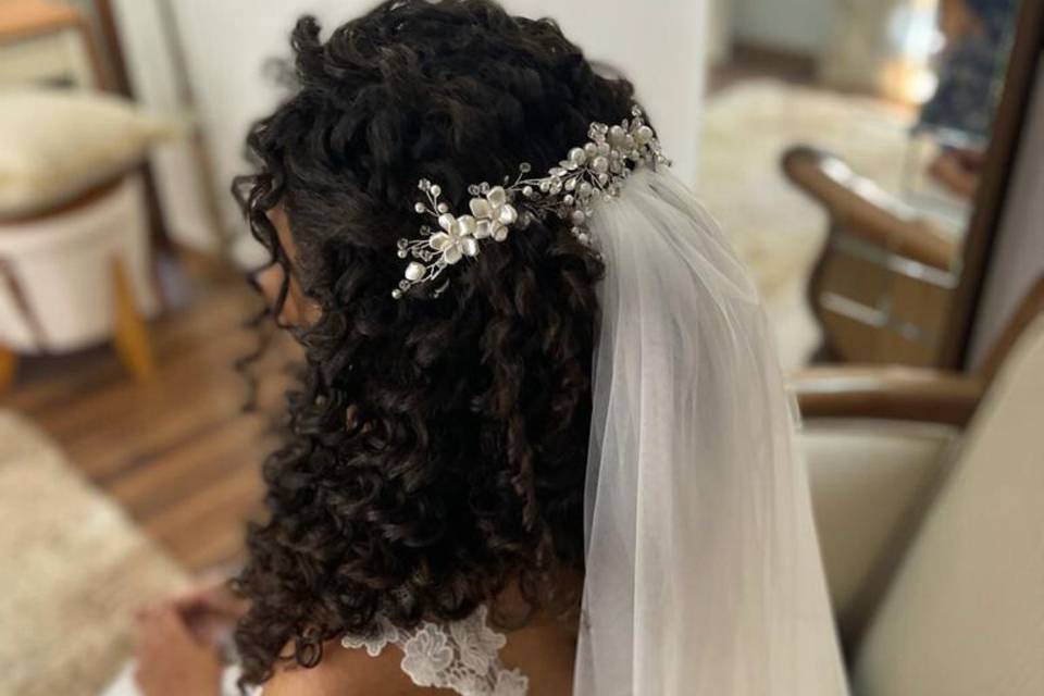 erros comuns ao escolher penteado noiva cacheada