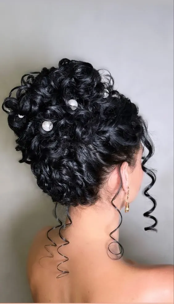 penteado de noiva com cabelo cacheado