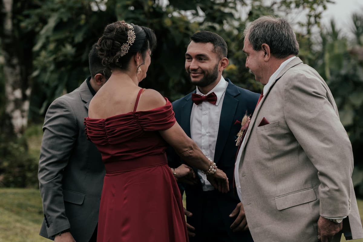 Acessórios essenciais para a mãe do noivo: Clutch e joias