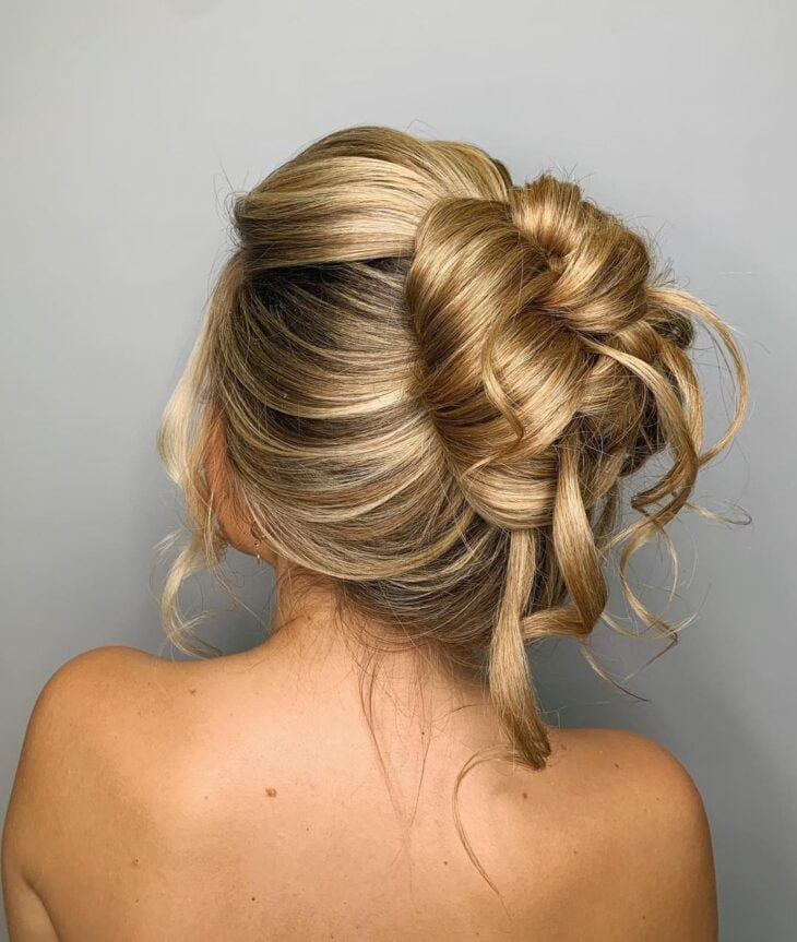 Penteados para mães de noivos com cabelos curtos: Dicas e inspirações