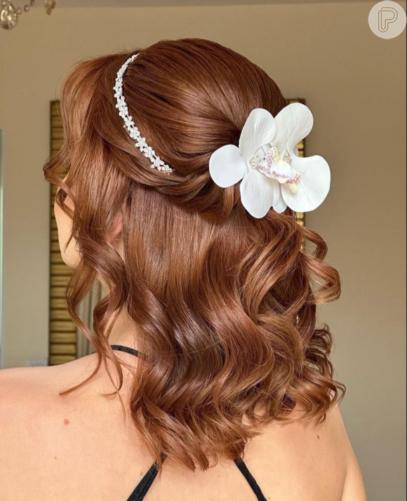 Véu Voilette e Flores Naturais: Acessórios Perfeitos para Noivas de Cabelo Curto