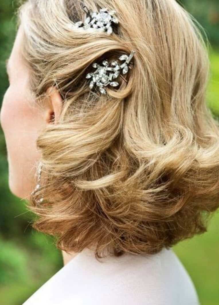 Tendências de Penteados para Noivas Cacheadas e Crespas com Cabelo Curto