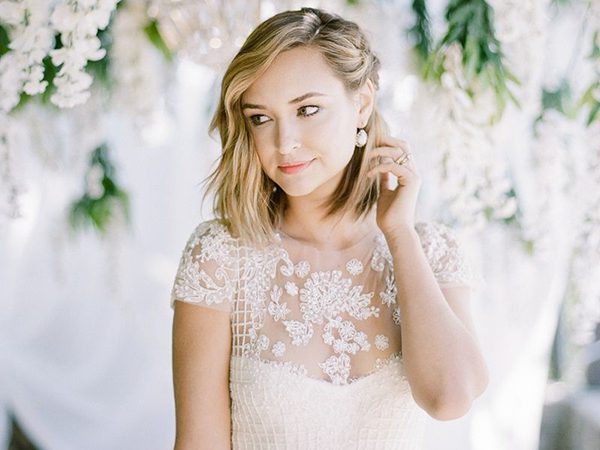 Véu Voilette e Flores Naturais: Acessórios Perfeitos para Noivas de Cabelo Curto