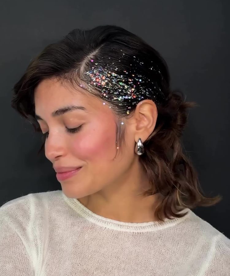 5 ideias de títulos:
1. Penteados Rápidos para Cabelos Curtos e Ondulados: Do Dia a Dia a Eventos Especiais
2. Transforme Seu Cabelo Curto Ondulado: Penteados Incríveis em Minutos
3. O Guia Definitivo de Penteados para Cabelos Curtos e Ondulados
4. Cabelo Curto Ondulado: Penteados que Valorizam Sua Textura Natural
5. Penteados para Cabelos Curtos Ondulados: Inspirações para Todas as Ocasiões