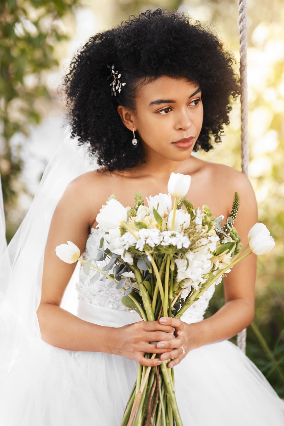 penteado coque alto para casamento cabelo cacheado