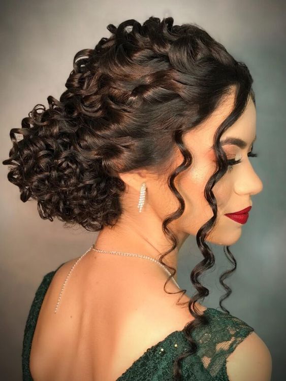 erros comuns ao fazer penteado para casamento cabelo cacheado