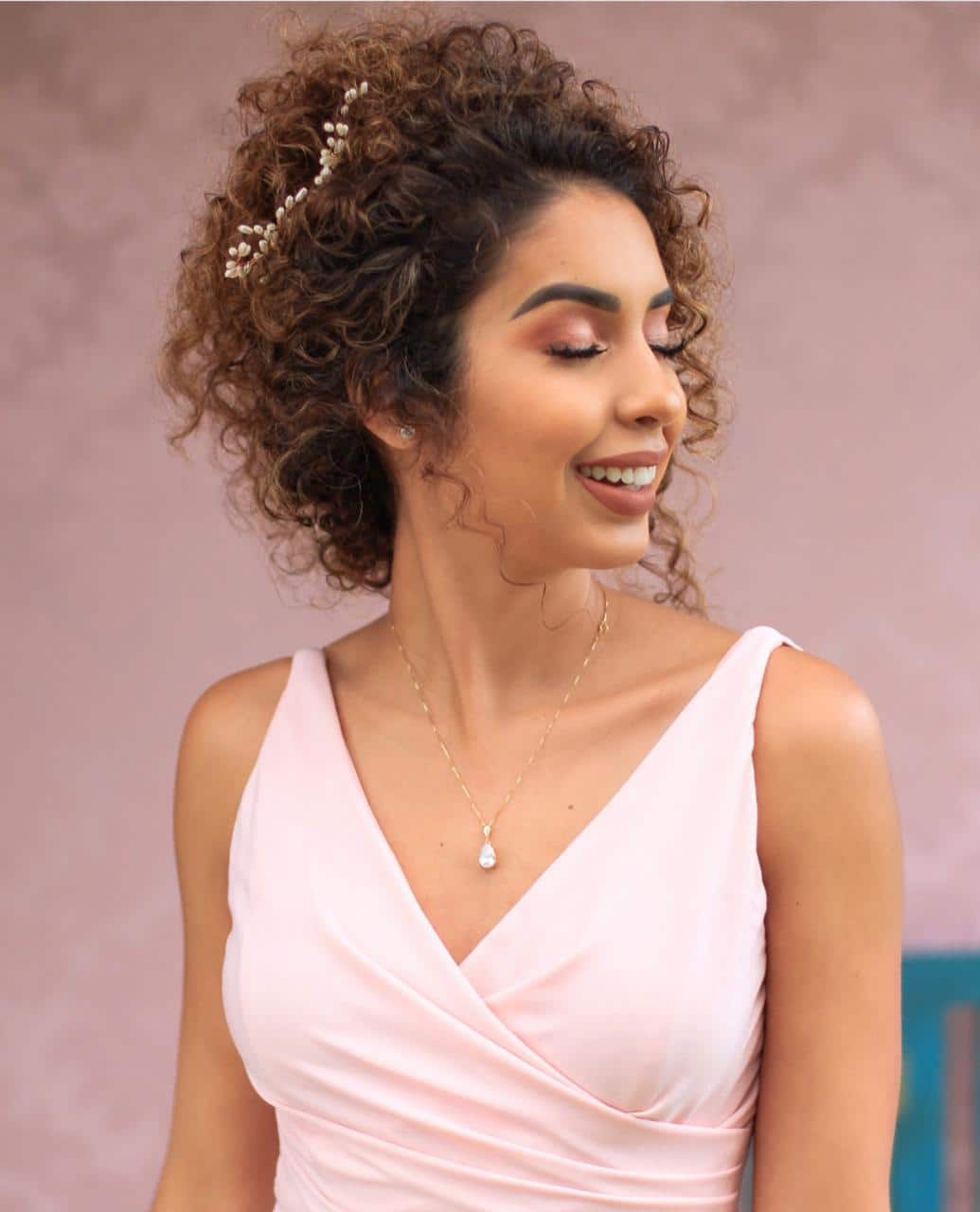 penteado semi preso vs coque para casamento cabelo cacheado
