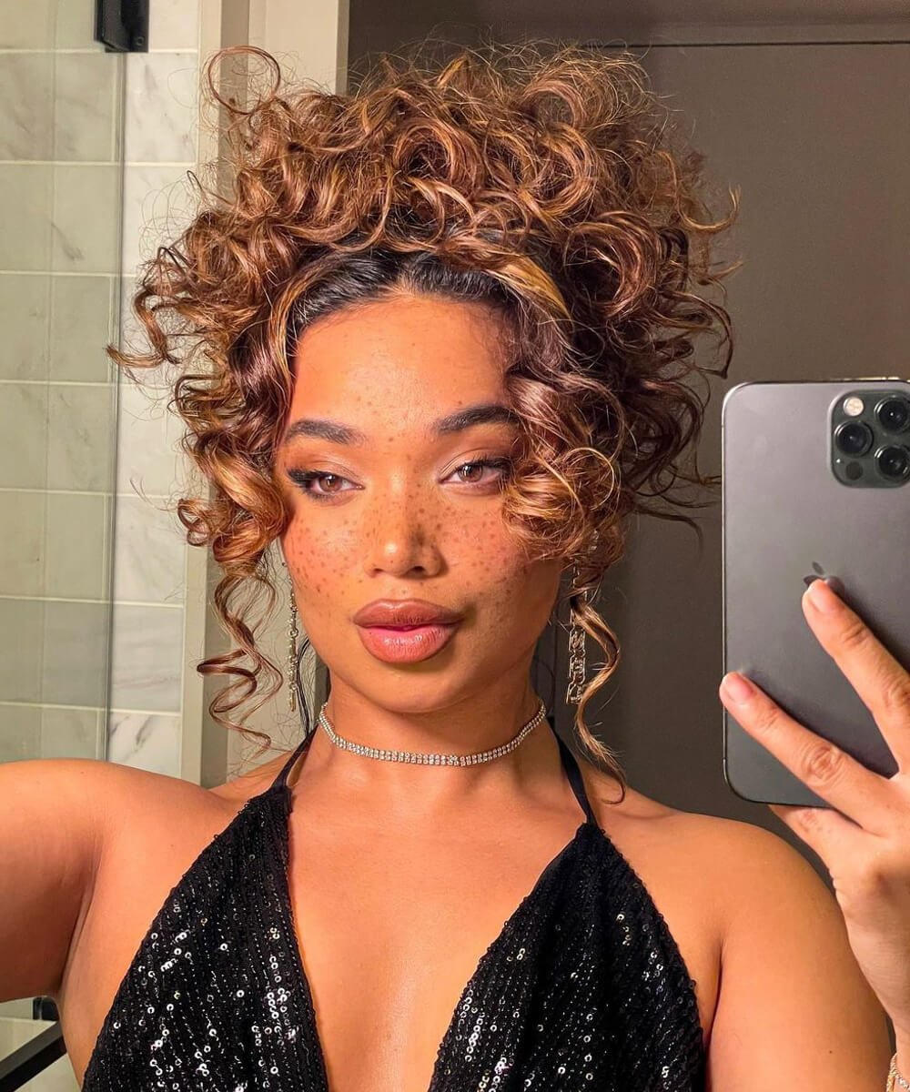 penteado semi preso vs coque para casamento cabelo cacheado