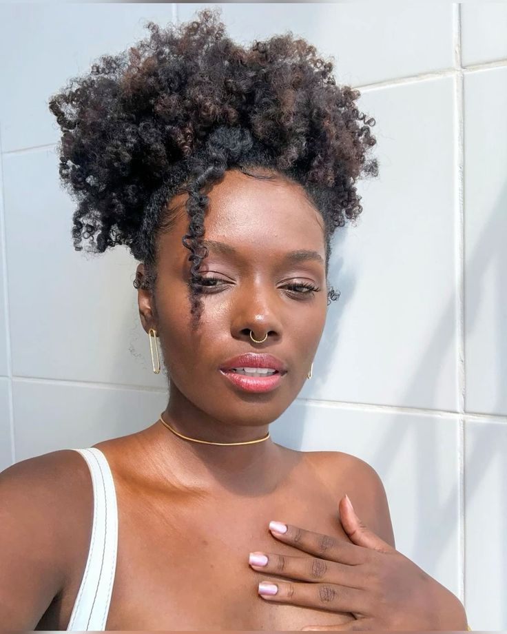 penteado semi preso vs coque para casamento cabelo cacheado