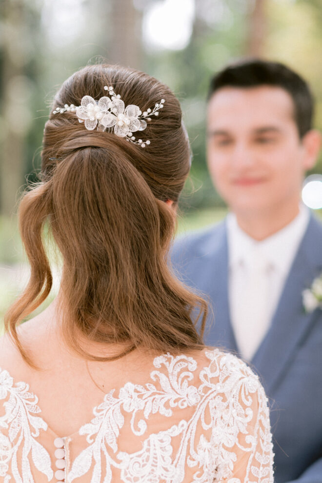 penteado com flores naturais para casamento no campo