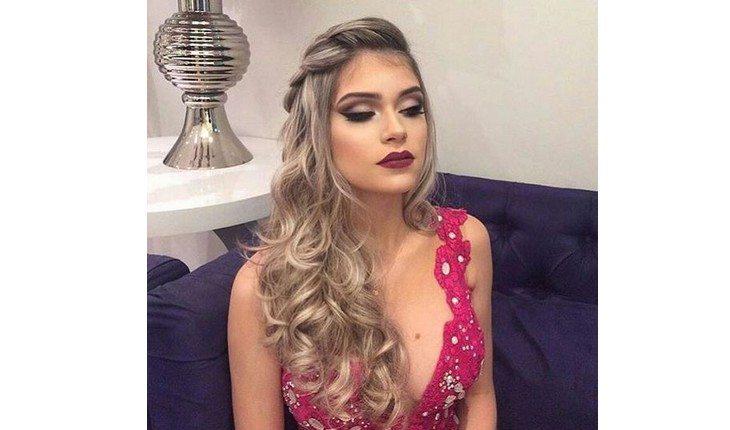 Guia Completo: Penteados Soltos para Madrinhas em Casamentos Diurnos e Noturnos; Semi-Presos que Encantam: 7 Ideias para Madrinhas Modernas e Clássicas; Ondas de Hollywood ou Tranças Delicadas? O Penteado Ideal para o Seu Vestido de Madrinha; Como Escolher o Penteado de Madrinha Perfeito: Dicas de Acordo com o Clima e Acessórios; Penteados Soltos e Semi-Presos: Tendências e Cuidados para Madrinhas Impecáveis