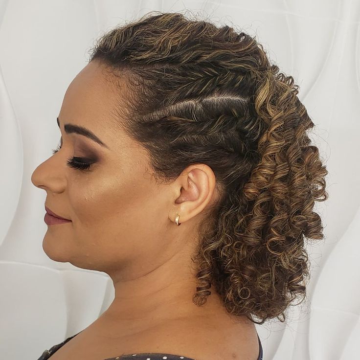 penteado para madrinha de casamento cabelo cacheado curto