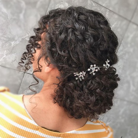 Tendências de Penteados para Madrinhas em 2025 e 2026: O Que Está em Alta