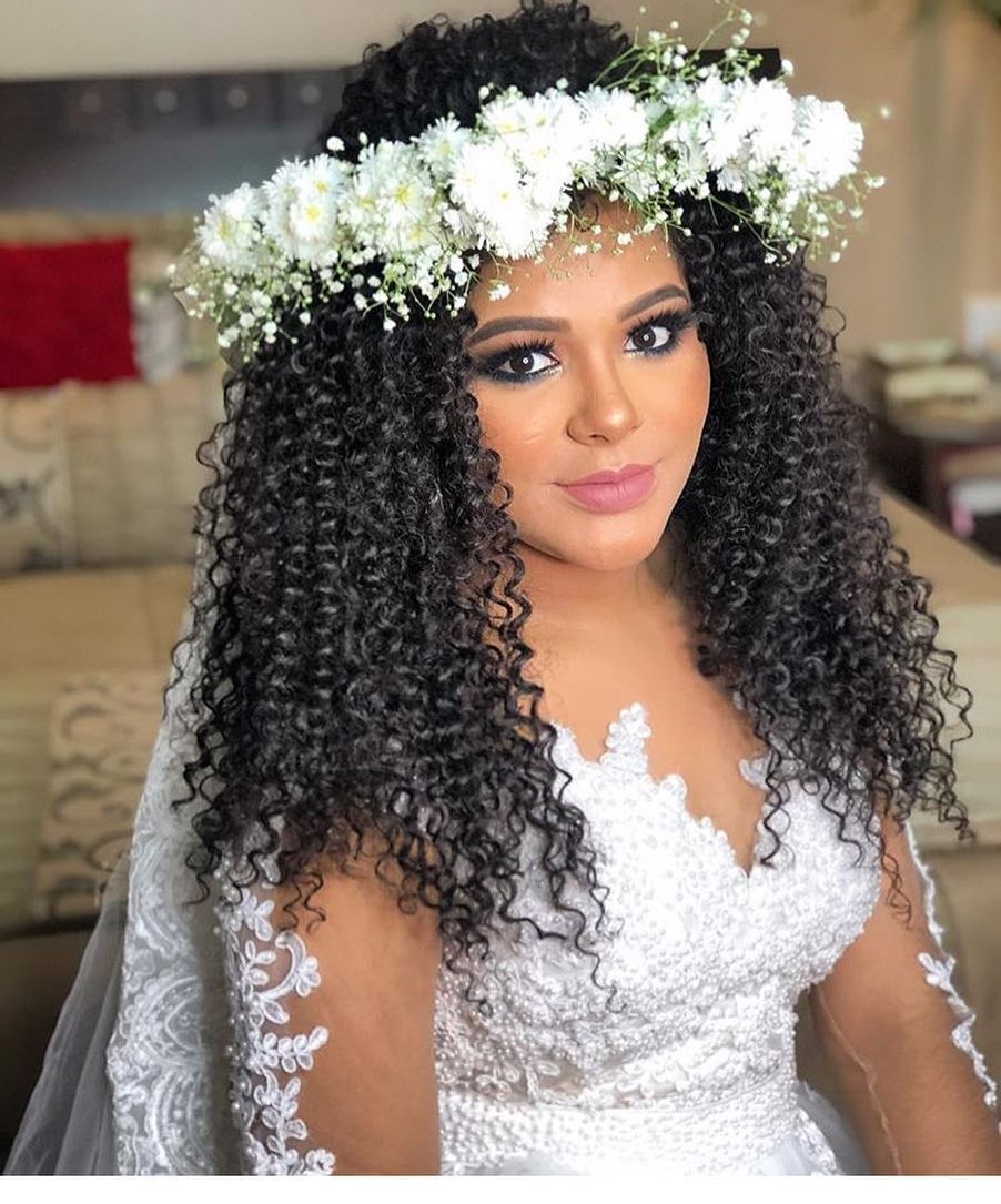 Como Escolher o Penteado de Noiva Cacheada Ideal para Seu Vestido