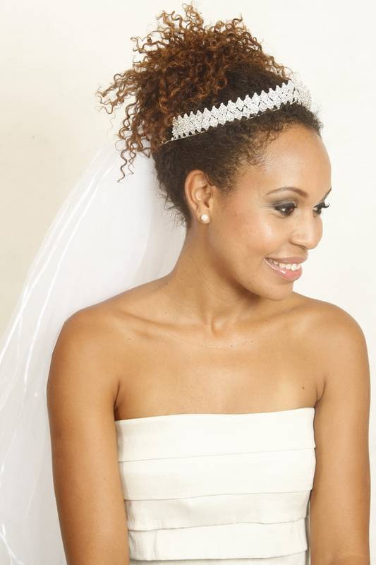 Cronograma Capilar Essencial para Noivas Cacheadas: Brilho e Definição no Grande Dia