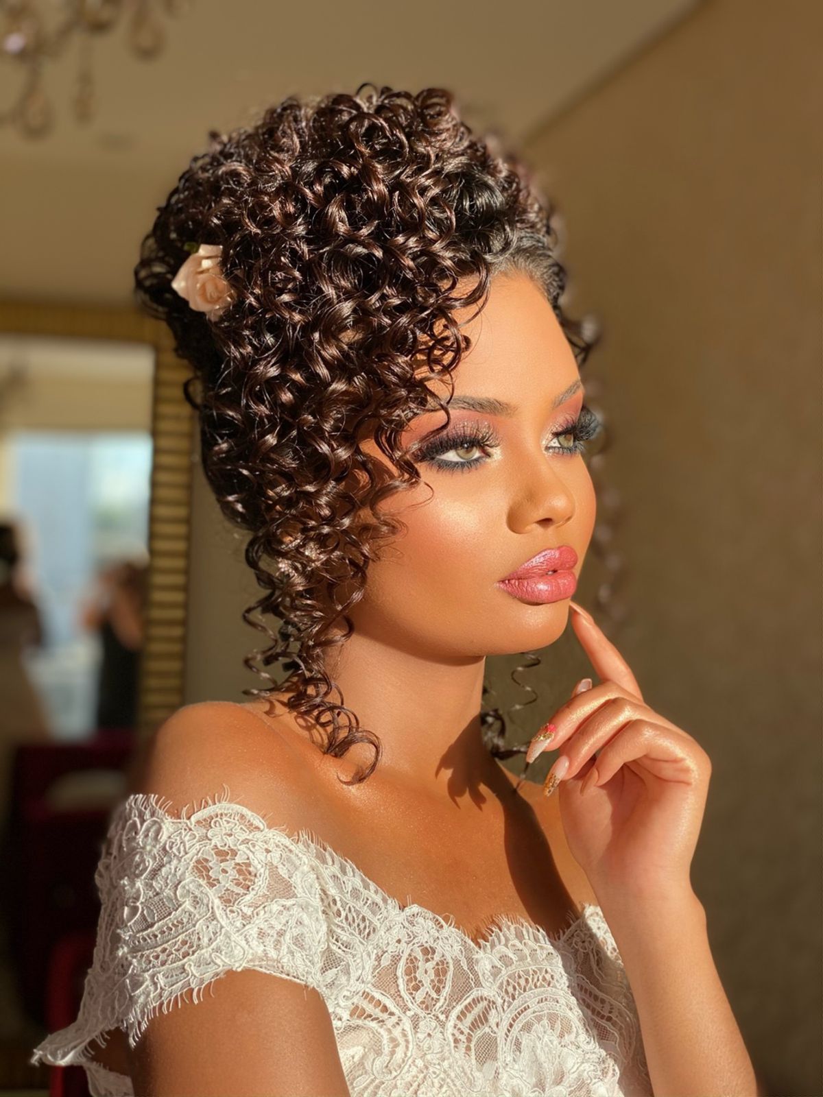 Penteados Semi-Presos para Noivas Cacheadas: Elegância e Volume