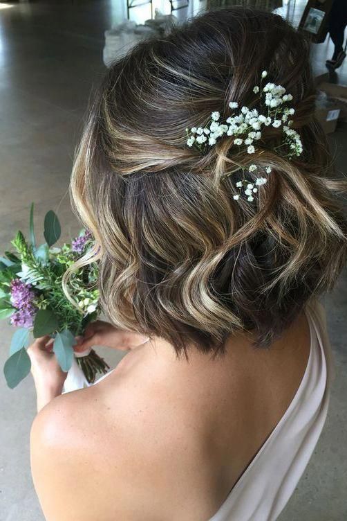 5 Ideias de Penteados para Noivas com Cabelo Curto
6 Acessórios Essenciais para Noivas de Cabelo Curto
Como Escolher o Penteado Perfeito para o Seu Casamento Curto
Tendências de Penteados para Noivas Modernas com Cabelo Curto
Inspiração: Penteados Curtos para Casamentos Diurnos e Noturnos