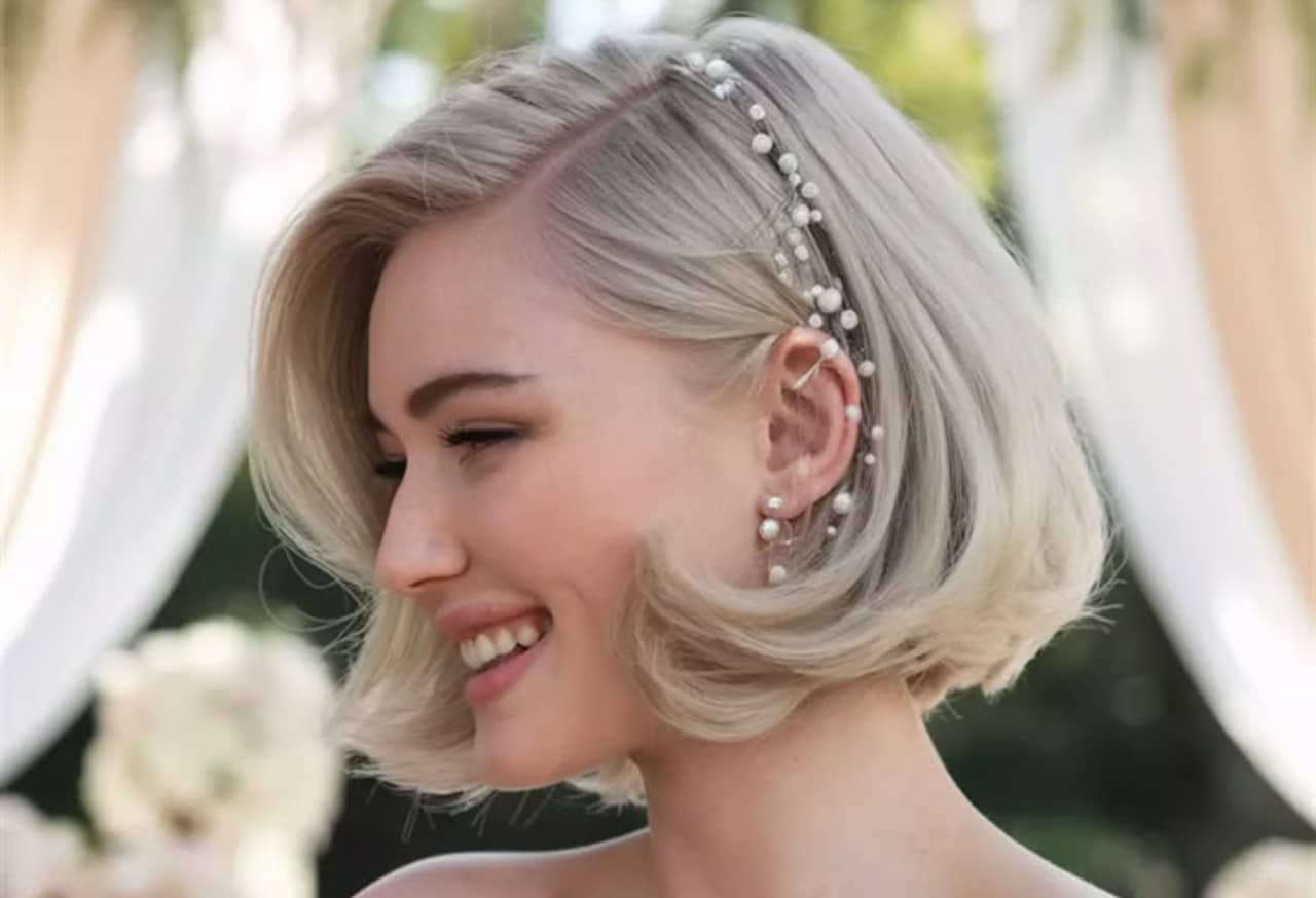 5 Ideias de Penteados para Noivas com Cabelo Curto
6 Acessórios Essenciais para Noivas de Cabelo Curto
Como Escolher o Penteado Perfeito para o Seu Casamento Curto
Tendências de Penteados para Noivas Modernas com Cabelo Curto
Inspiração: Penteados Curtos para Casamentos Diurnos e Noturnos