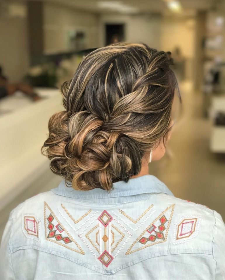 5 Ideias de Penteados para Noivas com Cabelo Curto
6 Acessórios Essenciais para Noivas de Cabelo Curto
Como Escolher o Penteado Perfeito para o Seu Casamento Curto
Tendências de Penteados para Noivas Modernas com Cabelo Curto
Inspiração: Penteados Curtos para Casamentos Diurnos e Noturnos