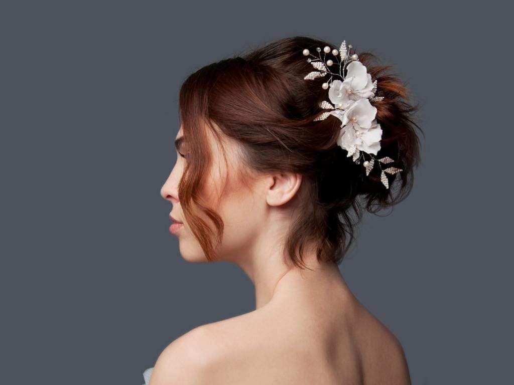 5 Ideias de Penteados para Noivas com Cabelo Curto
6 Acessórios Essenciais para Noivas de Cabelo Curto
Como Escolher o Penteado Perfeito para o Seu Casamento Curto
Tendências de Penteados para Noivas Modernas com Cabelo Curto
Inspiração: Penteados Curtos para Casamentos Diurnos e Noturnos