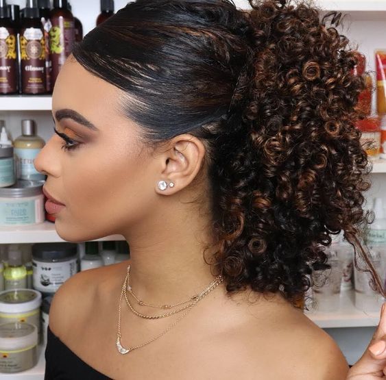 5 Ideias de Penteados para Noivas com Cabelos Cacheados
Como Valorizar o Volume Natural dos Cabelos Cacheados no Casamento
Guia Completo de Acessórios para Penteados de Noiva Cacheada
Preparação do Cabelo Cacheado para o Grande Dia: Dicas Essenciais
Tendências de Penteados para Noivas Cacheadas em 2024/2025